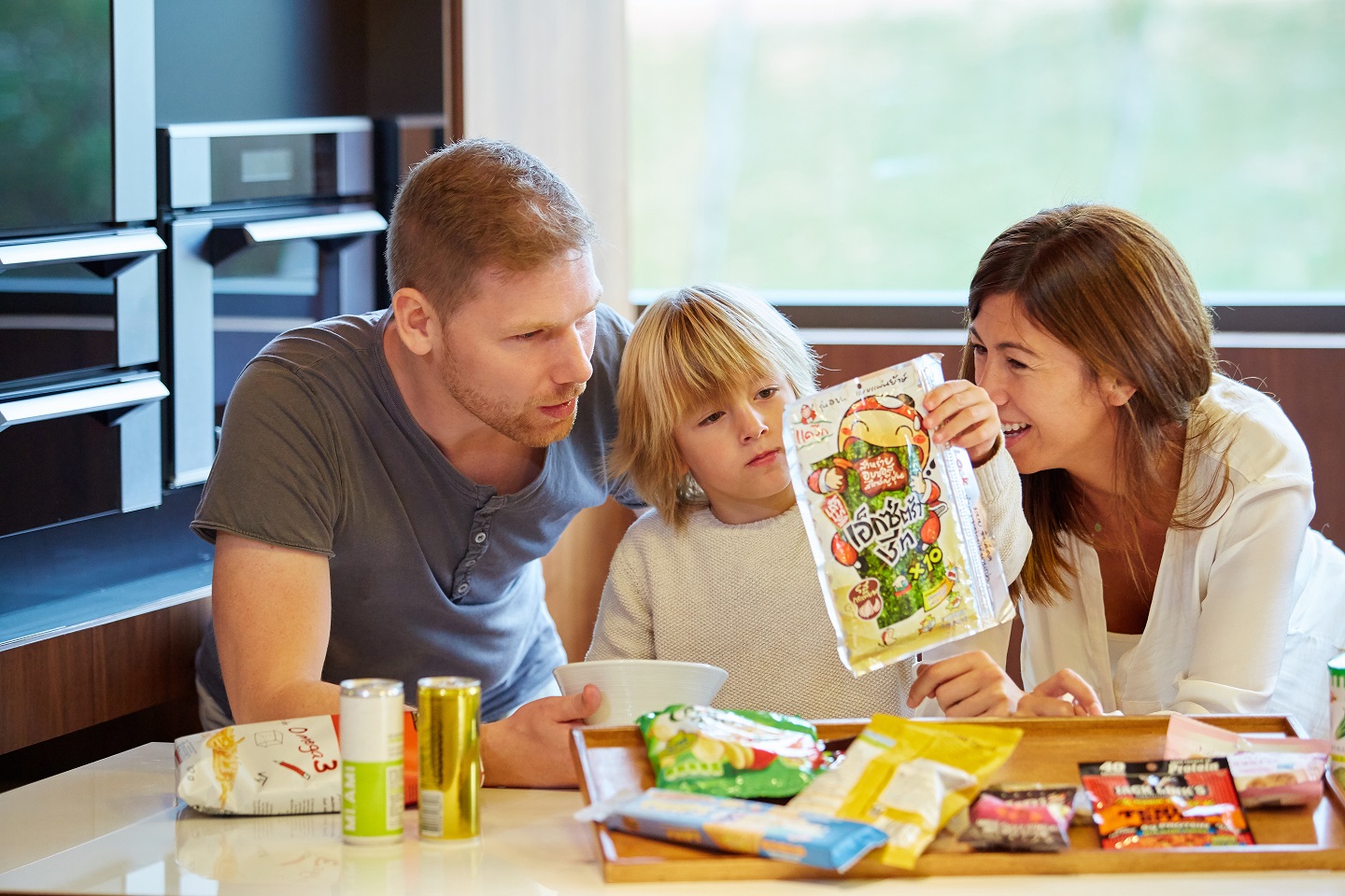 familia probando snacks