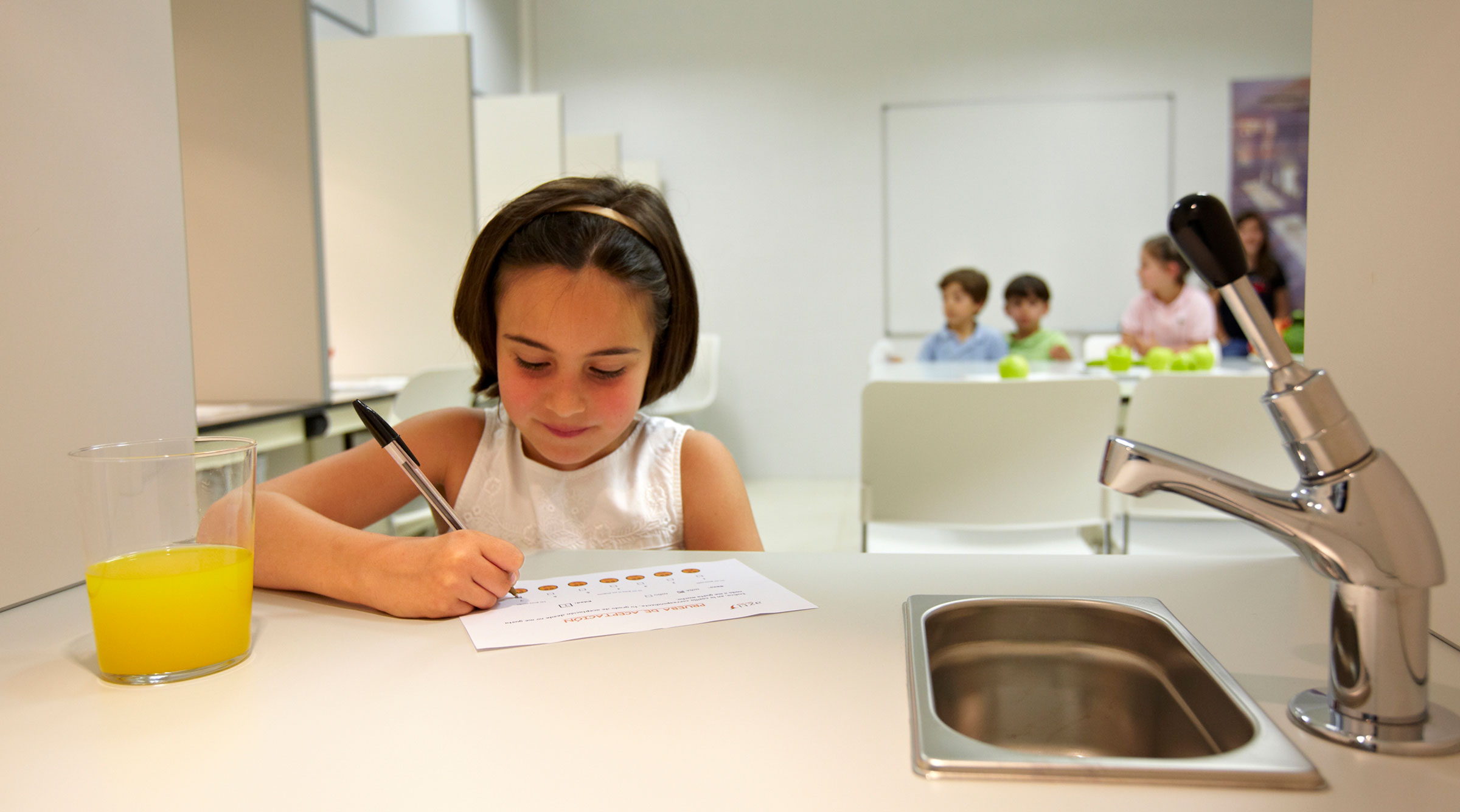 chica-escribiendo-boligrafo-test-zumo-plataforma-azti