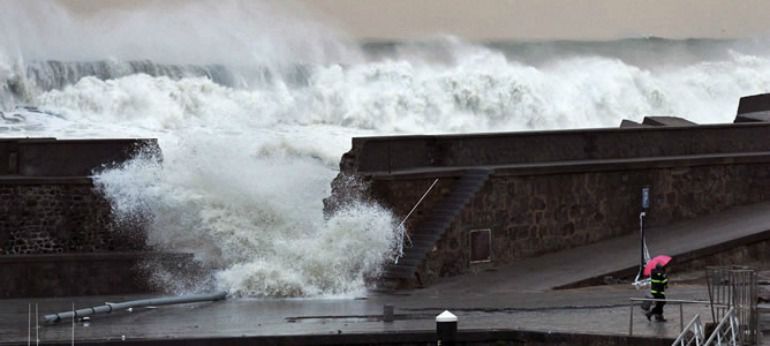 rebase de olas en puerto